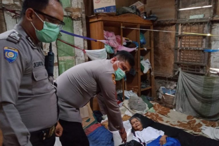 Polisi Bantu Sembako Warga Tunanetra Terdampak Covid-19 di Medan