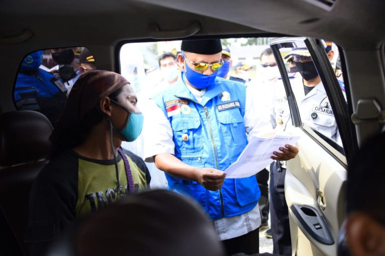 Uu Ruzhanul Tinjau Pelaksanaan PSBB di Garut